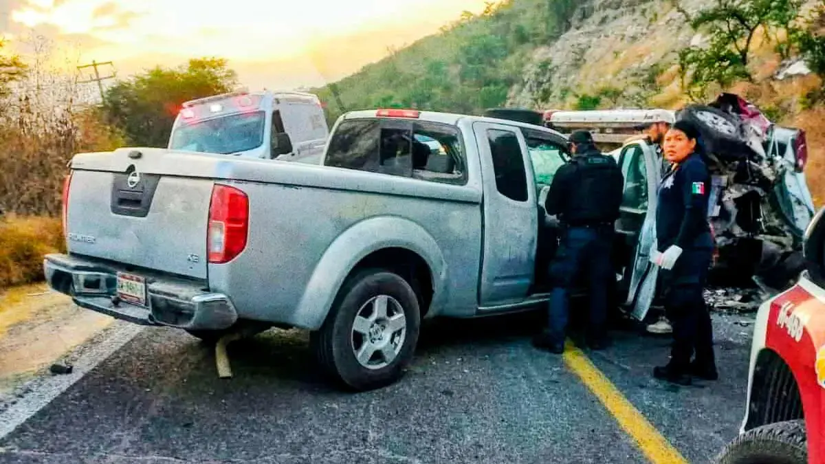 Choque entre camioneta y patrulla deja una persona muerta y funcionarios lesionados en Tehuitzingo, Puebla