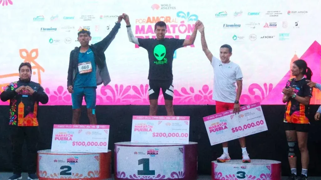 Tercia de poblanos conquistan el Maratón de Puebla 2025