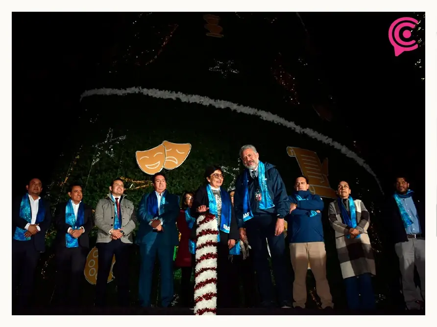 Lilia Cedillo enciende el árbol navideño en CCU BUAP; llama a construir cultura de paz