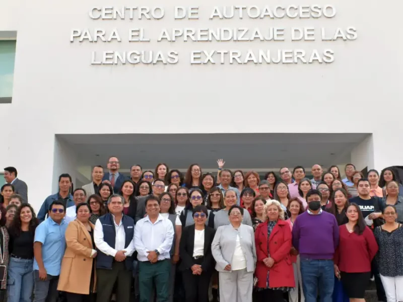 Devela Rectora Lilia Cedillo placa conmemorativa del trigésimo aniversario de la Formación General Universitaria Inglés-Francés