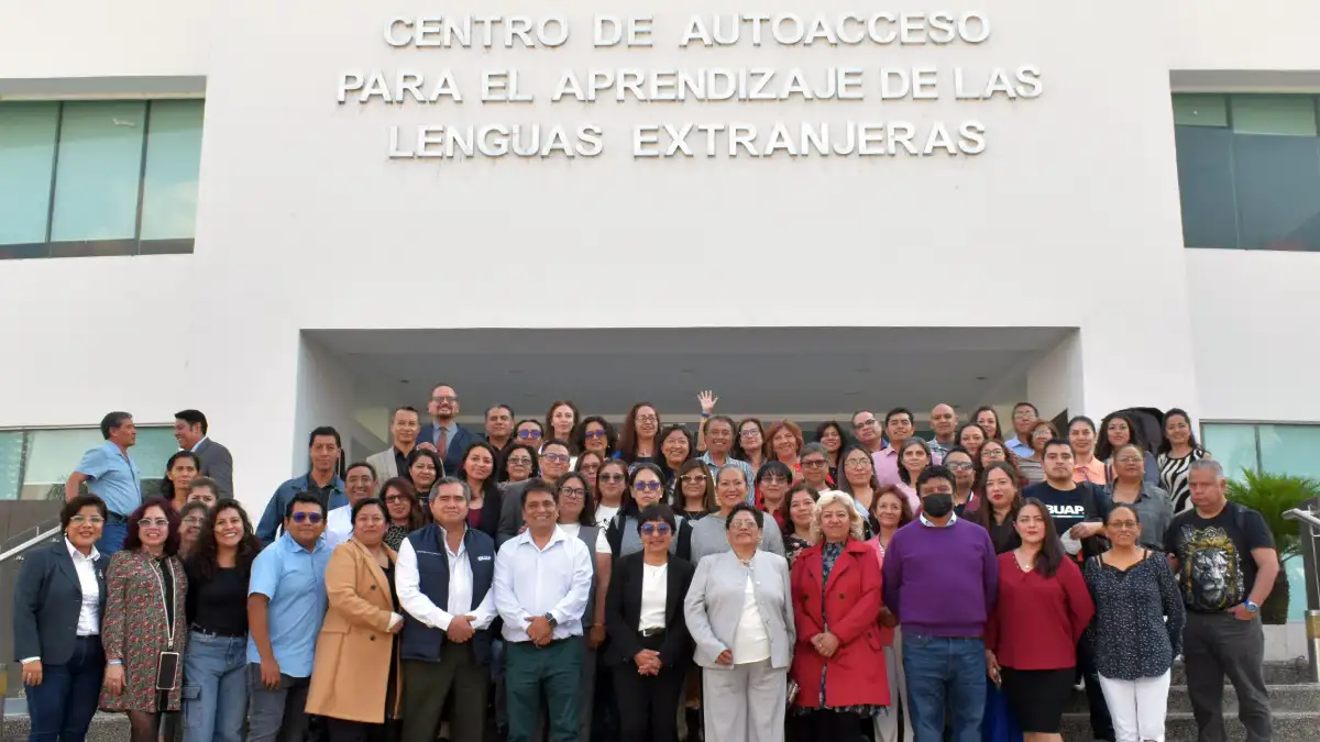 Devela Rectora Lilia Cedillo placa conmemorativa del trigésimo aniversario de la Formación General Universitaria Inglés-Francés