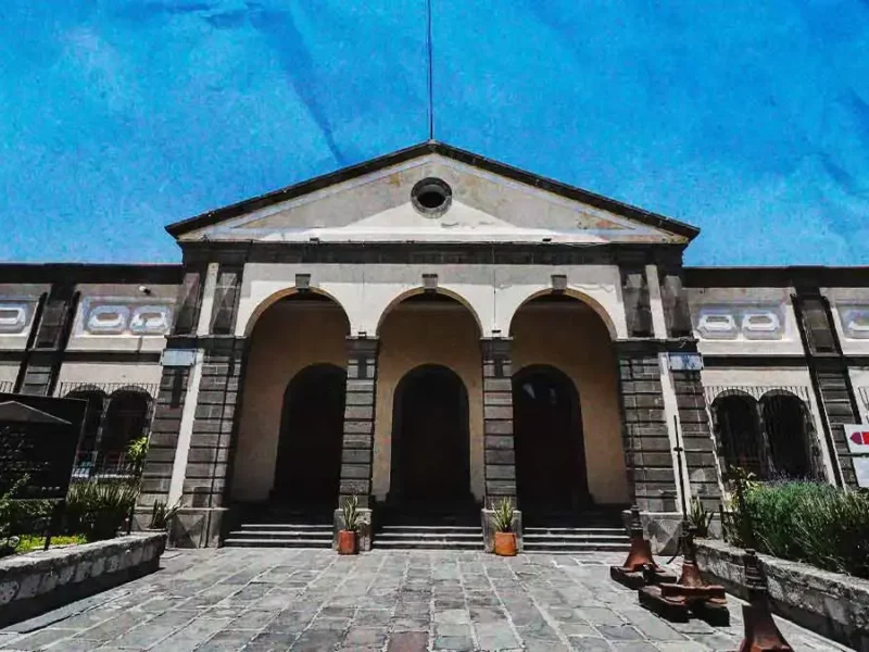 Hombre muere por aparentes causas naturales frente al Museo del Ferrocarril de Puebla  