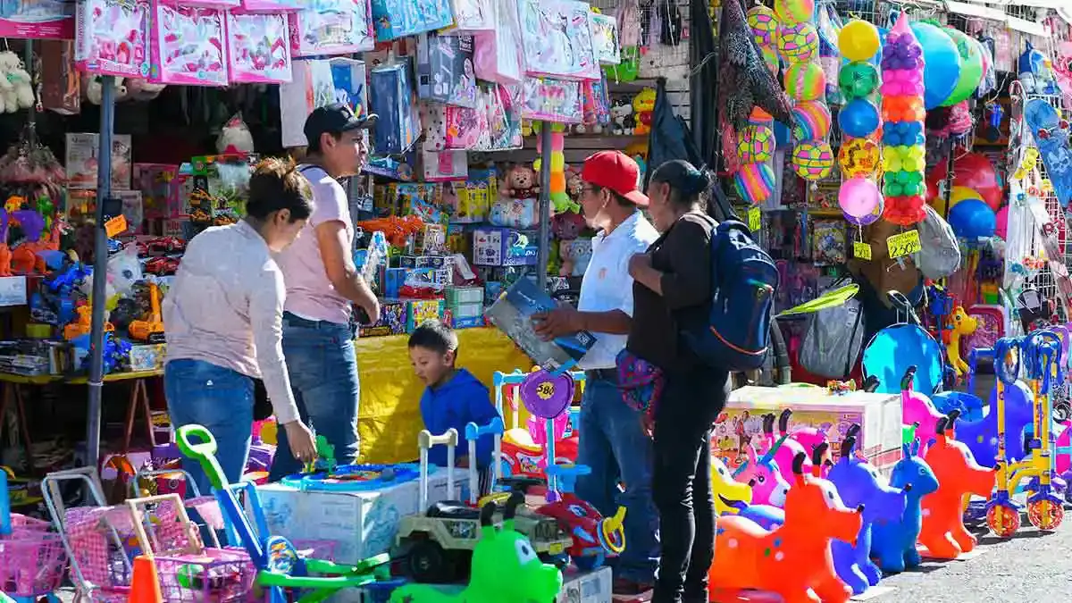 Ayuntamiento de Puebla analiza dar permisos temporales a ambulantes para venta de juguetes