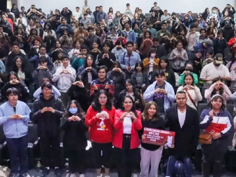 Reafirma Tonantzin Fernández su compromiso con las juventudes cholultecas