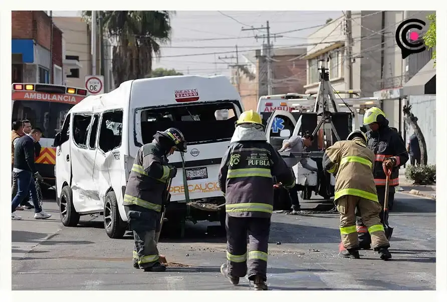 Combi de Ruta 11 vuelca y deja diez pasajeros heridos en El Carmen, Puebla