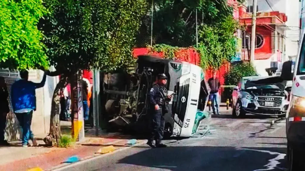 Combi de Ruta 11 vuelca y deja diez pasajeros heridos en El Carmen, Puebla