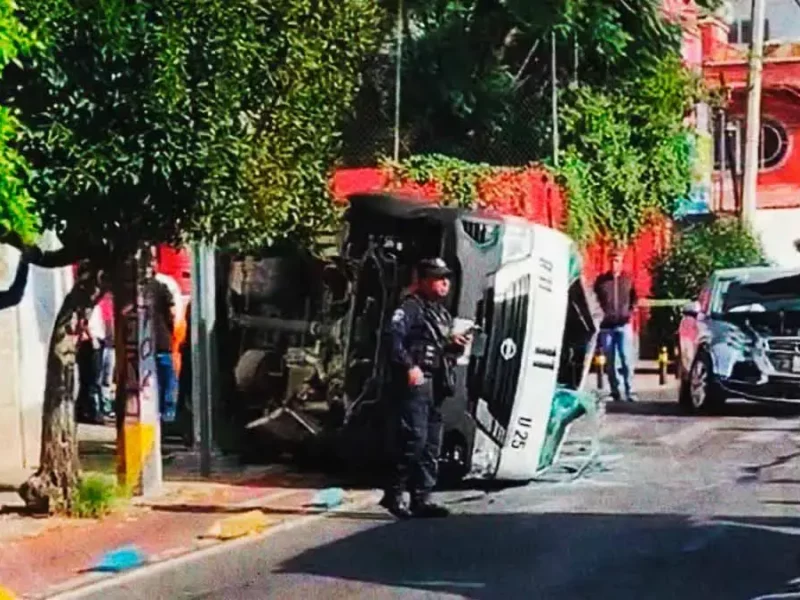 Combi de Ruta 11 vuelca y deja diez pasajeros heridos en El Carmen, Puebla