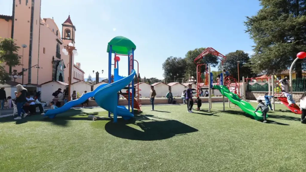 Niñas y niños de Zacatlán disfrutan del nuevo Parque Infantil del Curato