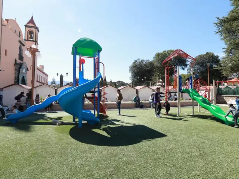 Niñas y niños de Zacatlán disfrutan del nuevo Parque Infantil del Curato