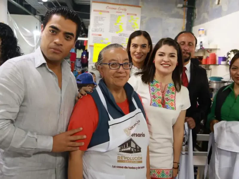 Locatarios del Mercado Revolución de Zacatlán son reconocidos por sus años de trabajo