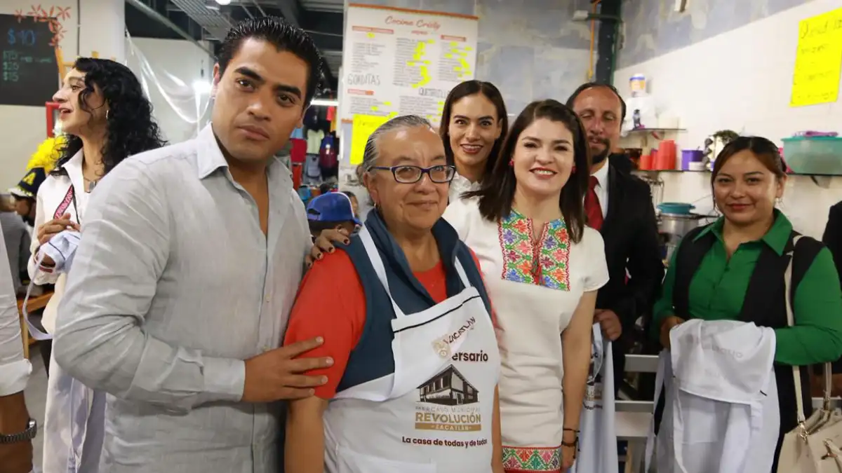 Locatarios del Mercado Revolución de Zacatlán son reconocidos por sus años de trabajo