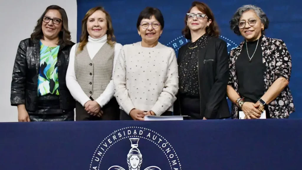 La Rectora Lilia Cedillo reconoce el reto que implica formar adolescentes en la Preparatoria Urbana Enrique Cabrera