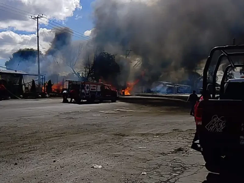 Sofocó bomberos de Texmelucan incendio en bodega que almacenaba madera