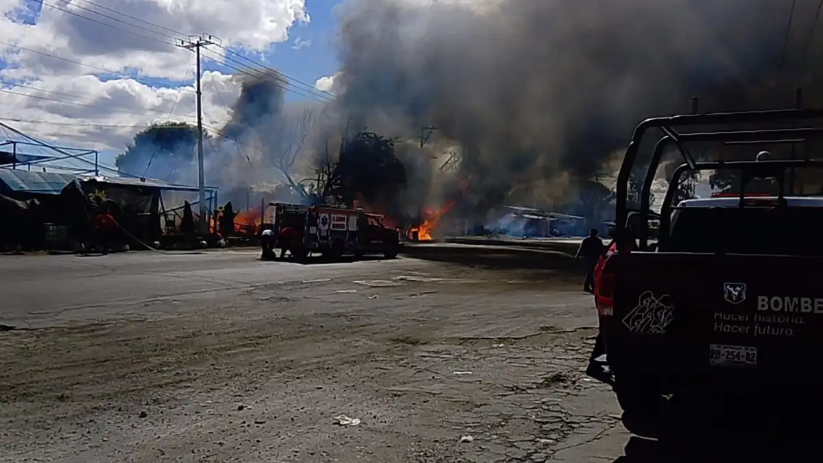 Sofocó bomberos de Texmelucan incendio en bodega que almacenaba madera