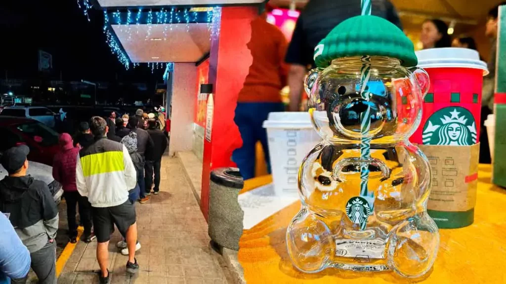 Vaso Bearista de Starbucks provoca campamentos y filas desde la madrugada en Puebla