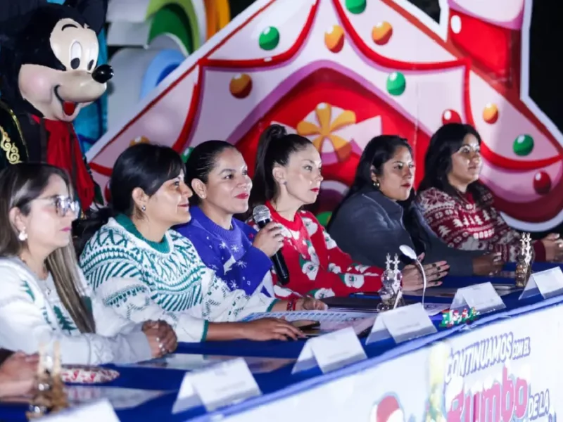 Anuncia Lupita Cuautle el inicio de la navidad con encendido de árboles