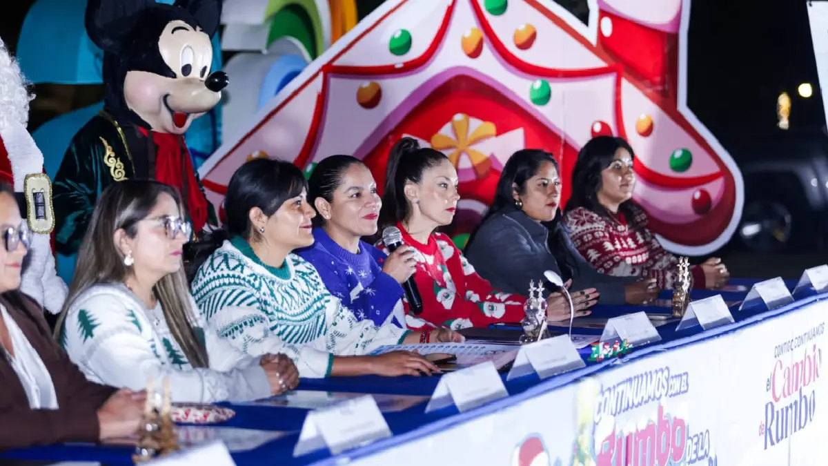 Anuncia Lupita Cuautle el inicio de la navidad con encendido de árboles