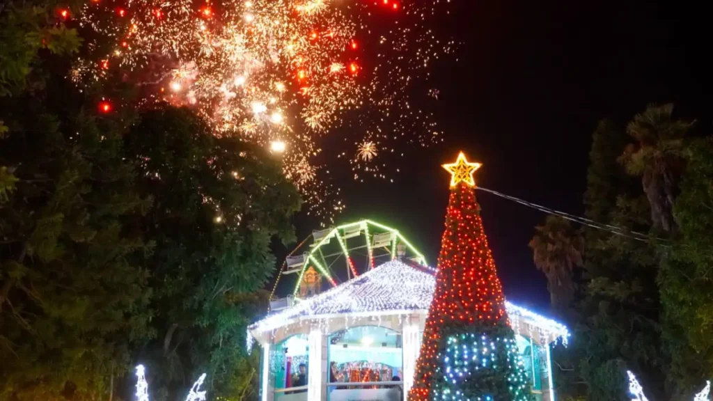 Autoridades municipales y empresarios realizaron el encendido del árbol de Navidad en el zócalo de Texmelucan