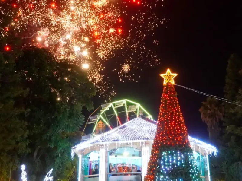 Autoridades municipales y empresarios realizaron el encendido del árbol de Navidad en el zócalo de Texmelucan