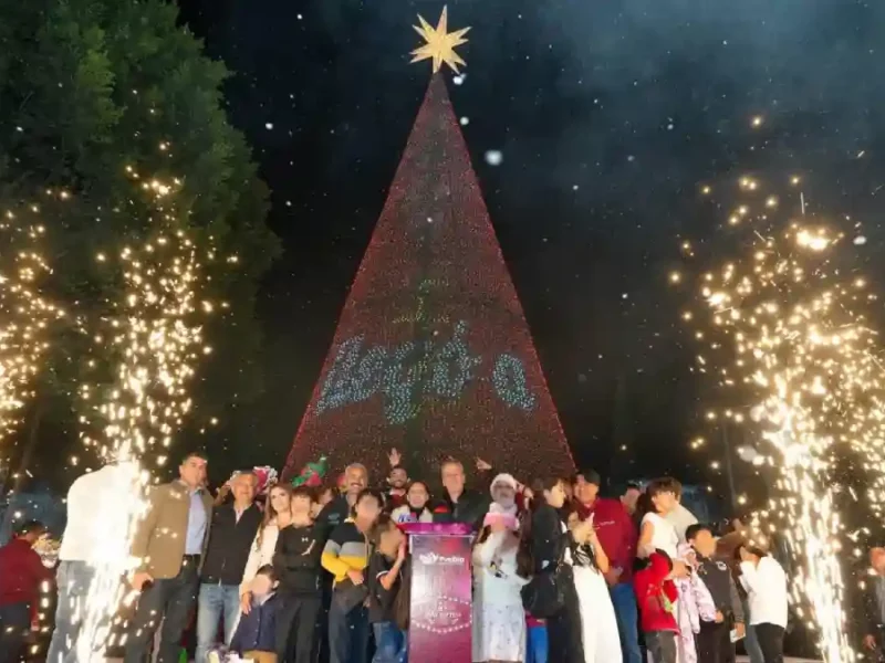 Enciende Pepe Chedraui árbol e iluminación navideña en la capital