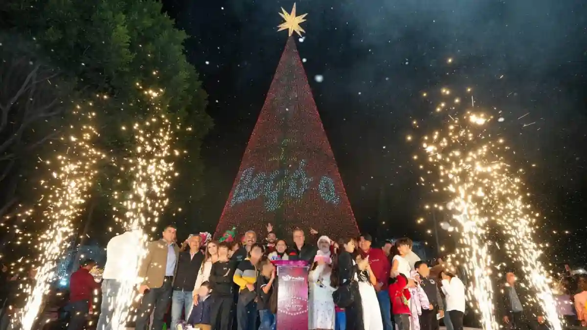 Enciende Pepe Chedraui árbol e iluminación navideña en la capital