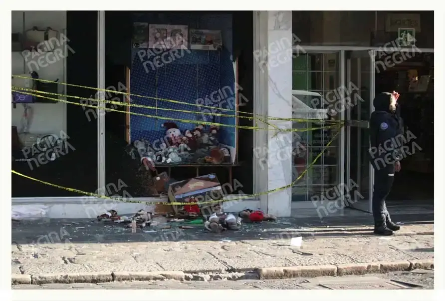 Sanborns del Centro Puebla sufre tercer cristalazo en 2025; ladrones se llevan peluches y artículos navideños