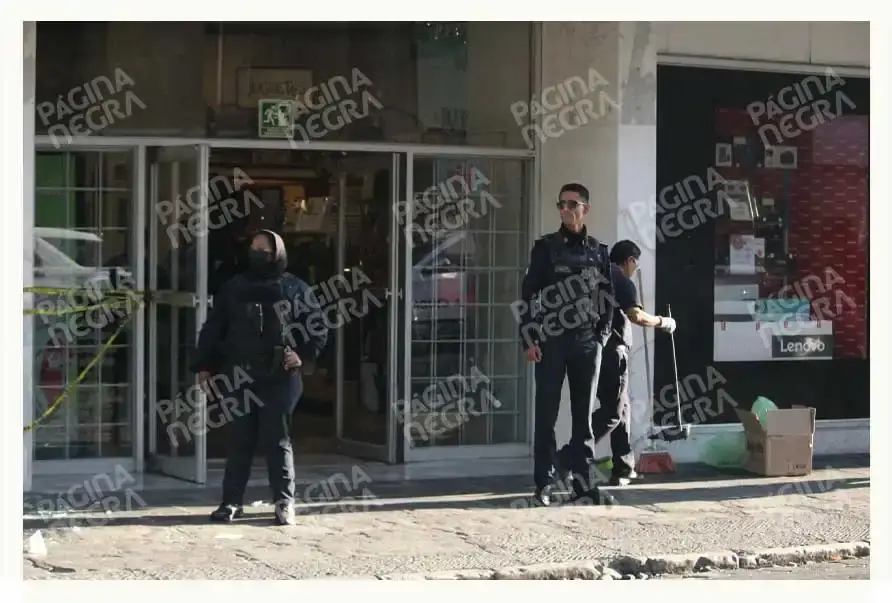 Sanborns del Centro Puebla sufre tercer cristalazo en 2025; ladrones se llevan peluches y artículos navideños