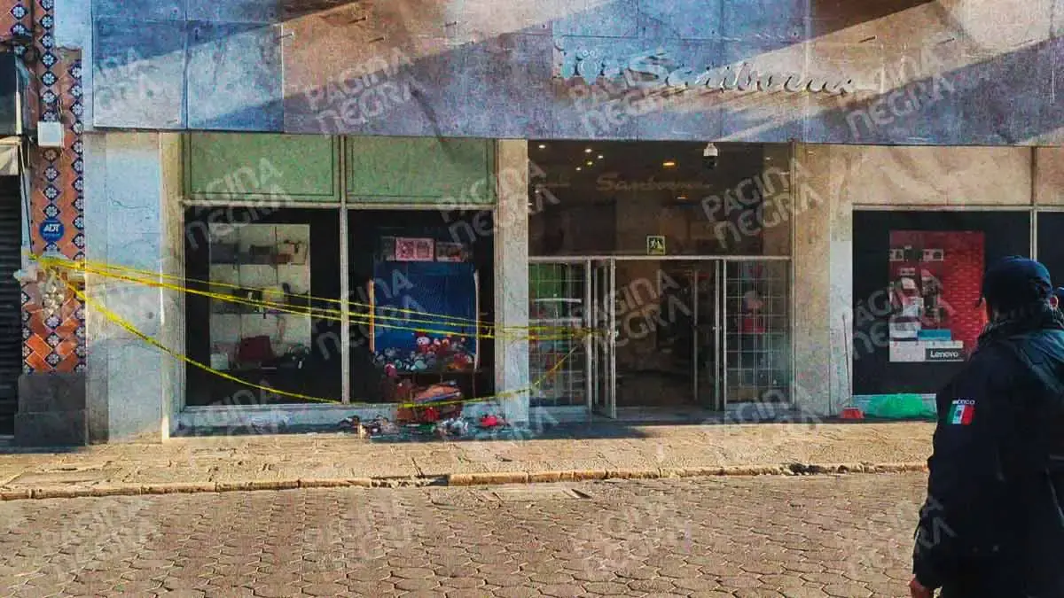 Sanborns del Centro Puebla sufre tercer cristalazo en 2025; ladrones se llevan peluches y artículos navideños