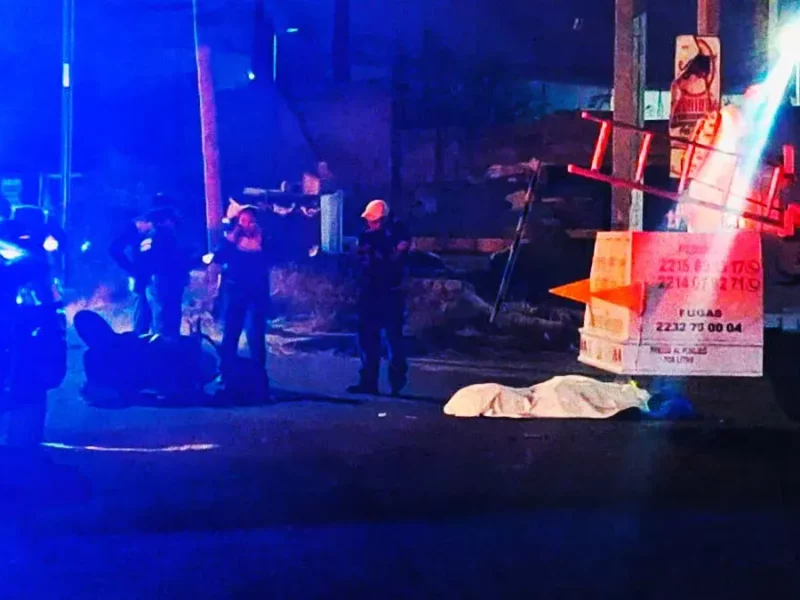 Motociclista murió tras chocar contra una pipa de gas en Cuautlancingo, Puebla