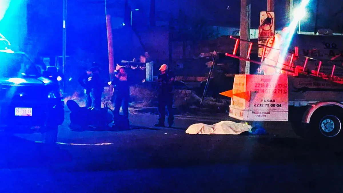 Motociclista murió tras chocar contra una pipa de gas en Cuautlancingo, Puebla