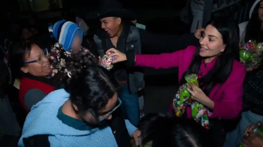 Más de mil aguinaldos entregó la diputada Nayeli Salvatori a habitantes del Distrito 18