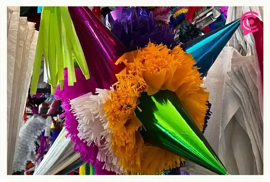 Juan Antonio Cuachil preserva la magia navideña con piñatas en Puebla