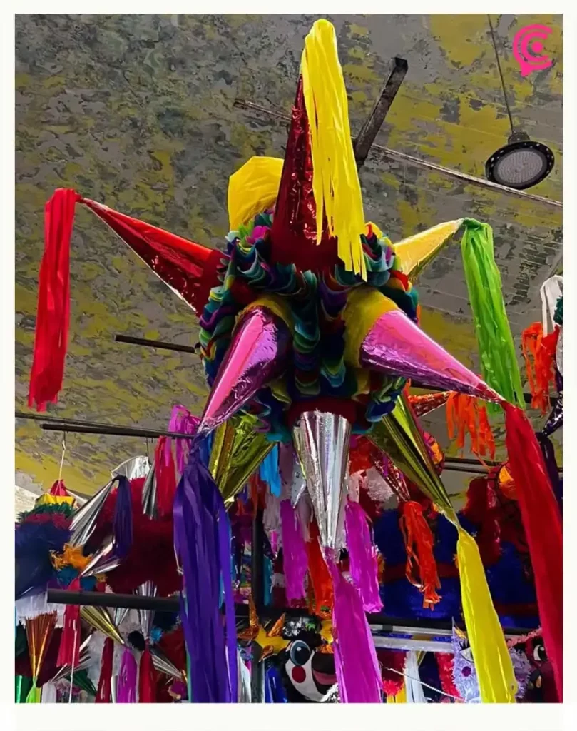 Juan Antonio Cuachil preserva la magia navideña con piñatas en Puebla
