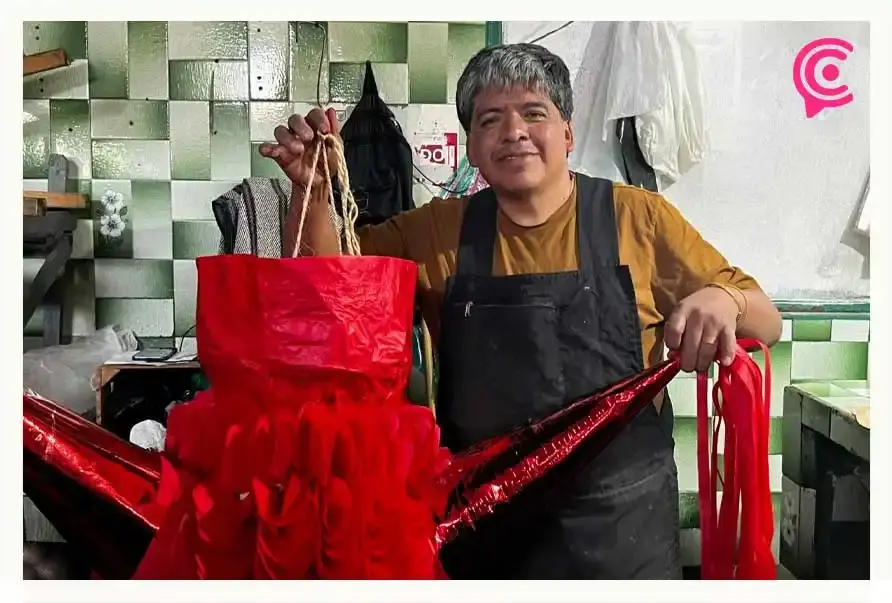 Juan Antonio Cuachil preserva la magia navideña con piñatas en Puebla