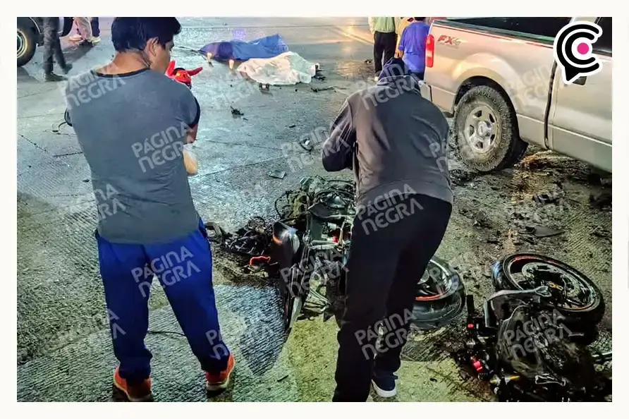 Choque de motocicleta contra camioneta dejó dos jóvenes muertos en Amozoc, Puebla