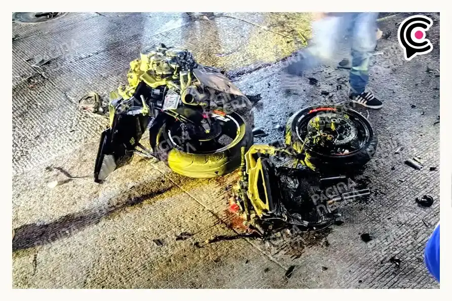 Choque de motocicleta contra camioneta dejó dos jóvenes muertos en Amozoc, Puebla