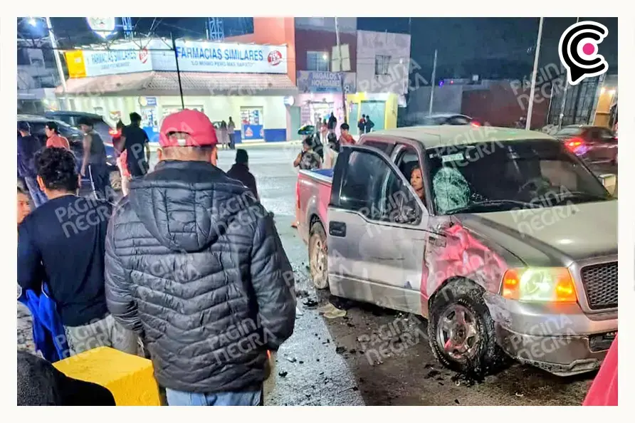 Choque de motocicleta contra camioneta dejó dos jóvenes muertos en Amozoc, Puebla