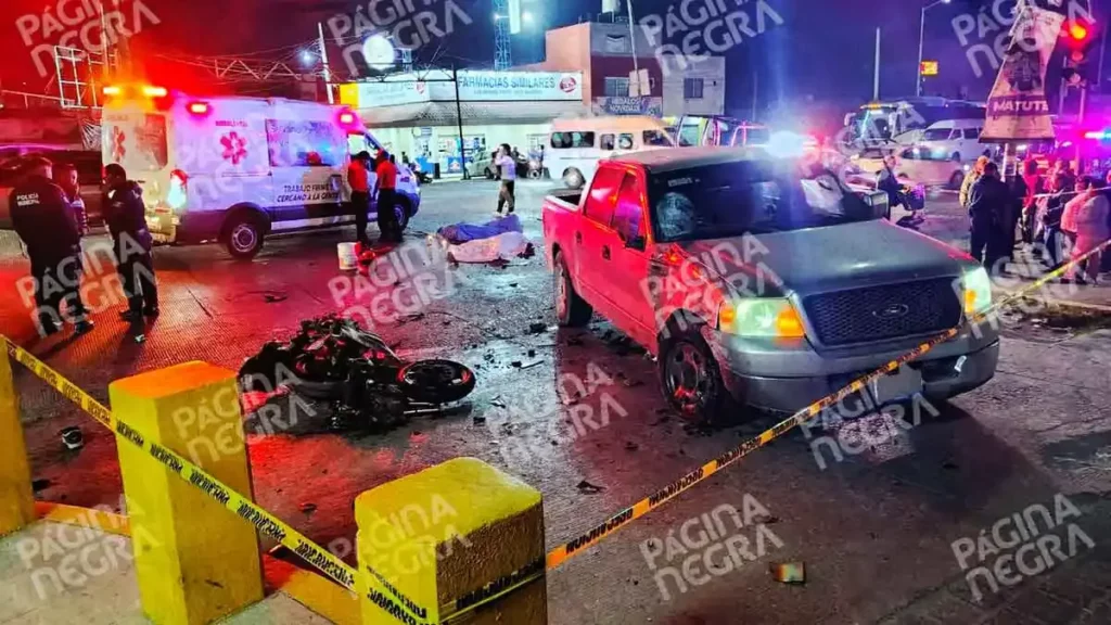 Choque de motocicleta contra camioneta dejó dos jóvenes muertos en Amozoc, Puebla