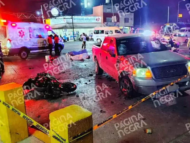 Choque de motocicleta contra camioneta dejó dos jóvenes muertos en Amozoc, Puebla
