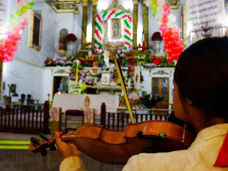 Devotos poblanos festejan a la Virgen de Guadalupe con mariachis en Paseo Bravo