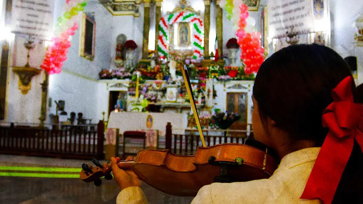 Devotos poblanos festejan a la Virgen de Guadalupe con mariachis en Paseo Bravo