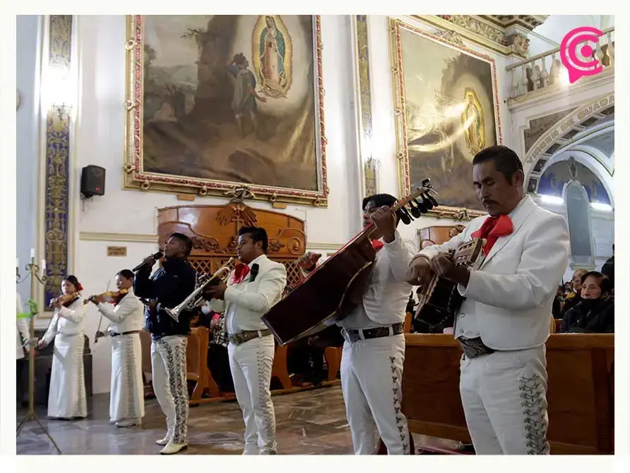 Devotos poblanos festejan a la Virgen de Guadalupe con mariachis en Paseo Bravo