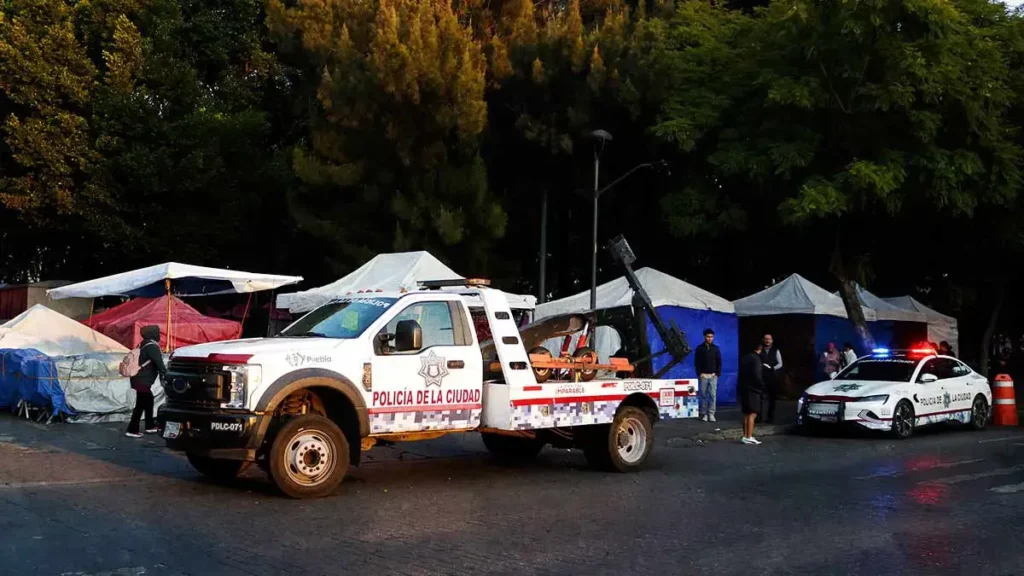 Ambulantes de Fuerza 2000 cierran 16 y 18 Poniente, denuncian vecinos del Centro de Puebla