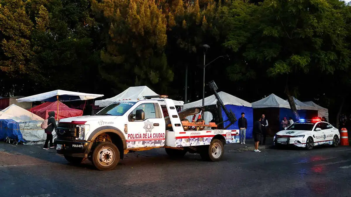Ambulantes de Fuerza 2000 cierran 16 y 18 Poniente, denuncian vecinos del Centro de Puebla