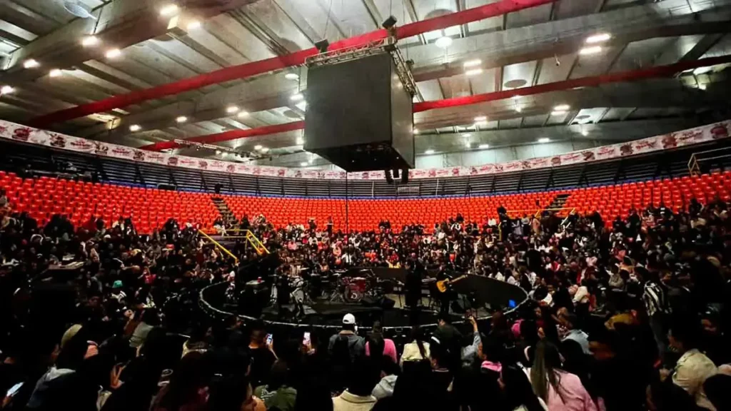 Con baja asistencia, Belanova presenta en Puebla su tour "Vida en Rosa"