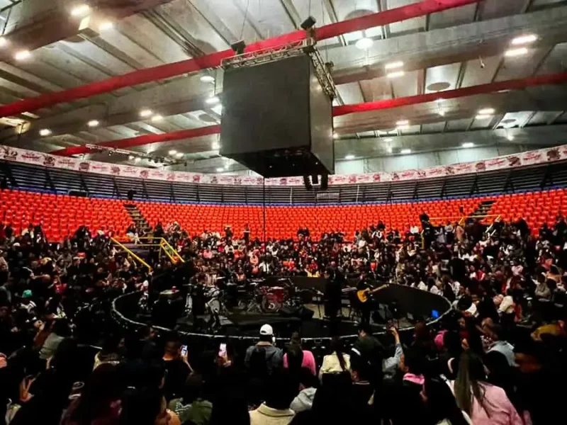 Con baja asistencia, Belanova presenta en Puebla su tour "Vida en Rosa"