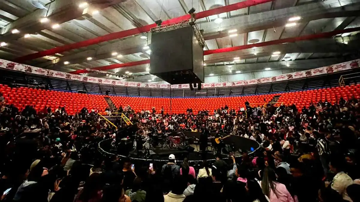 Con baja asistencia, Belanova presenta en Puebla su tour "Vida en Rosa"