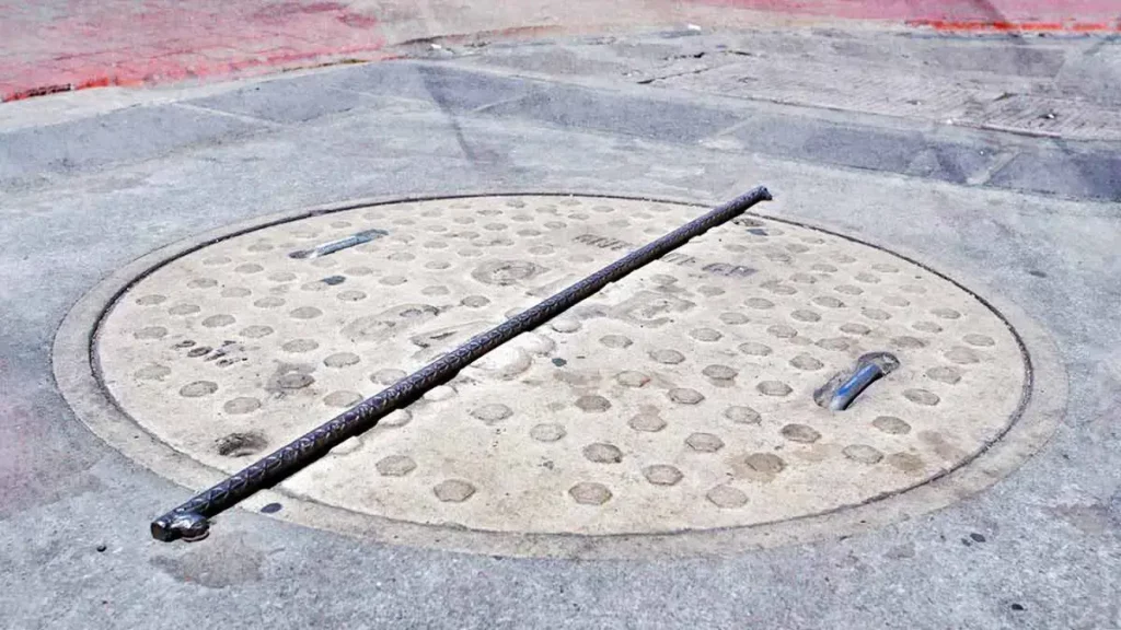 Ayuntamiento de Puebla combate robo de cable eléctrico soldando 75 tapas en el Centro Histórico 