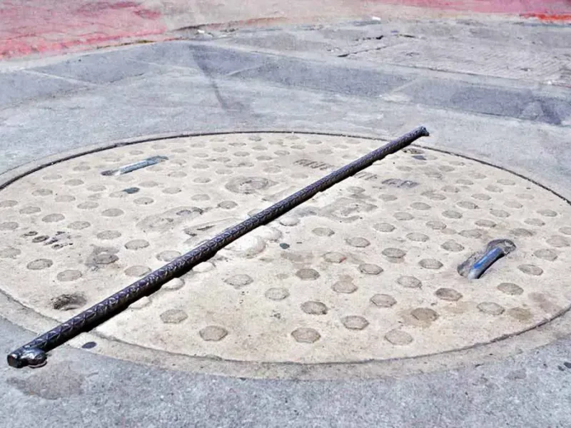 Ayuntamiento de Puebla combate robo de cable eléctrico soldando 75 tapas en el Centro Histórico 