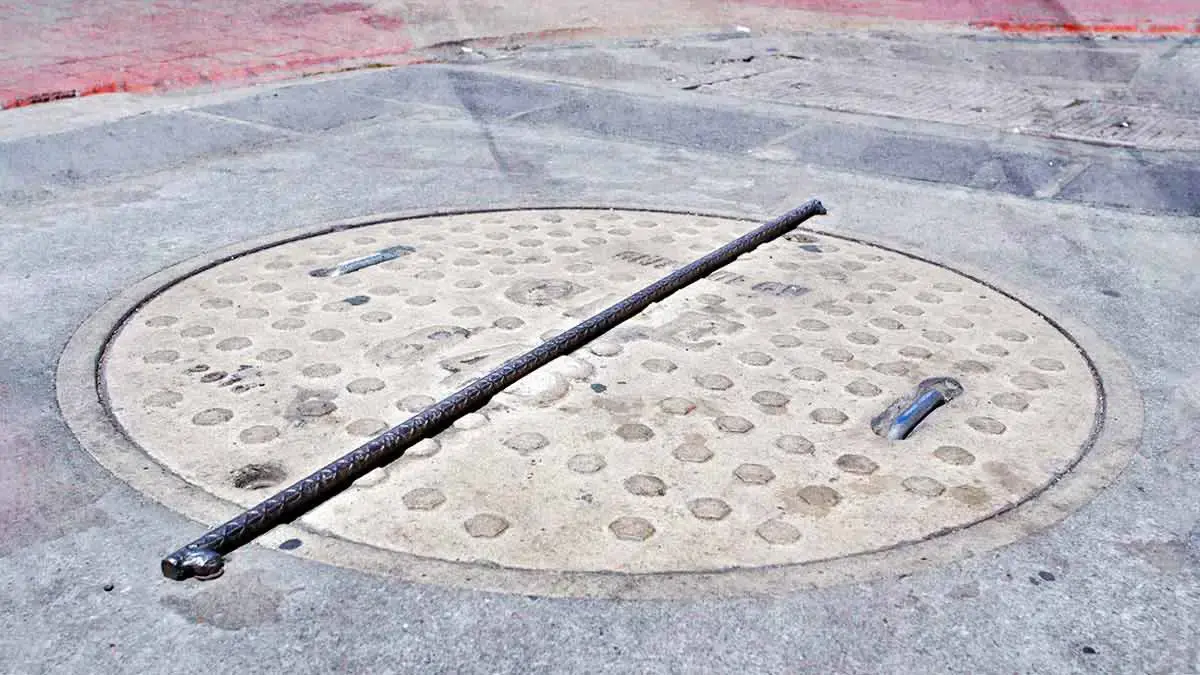 Ayuntamiento de Puebla combate robo de cable eléctrico soldando 75 tapas en el Centro Histórico 